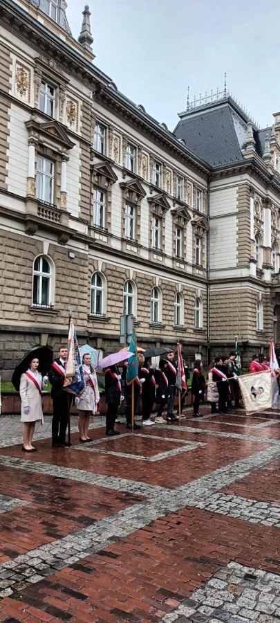 Poczty sztandarowe na Placu Ratuszowym w Bielsku-Białej